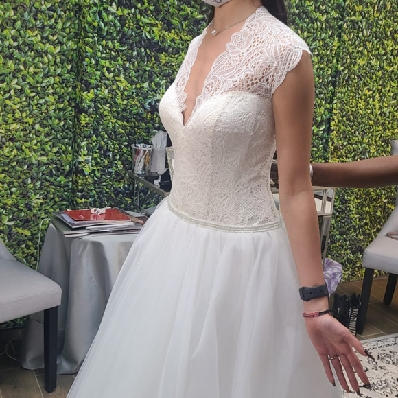 Brand new wedding dress made in Ukraine (NWT) - Picture 7 of 8